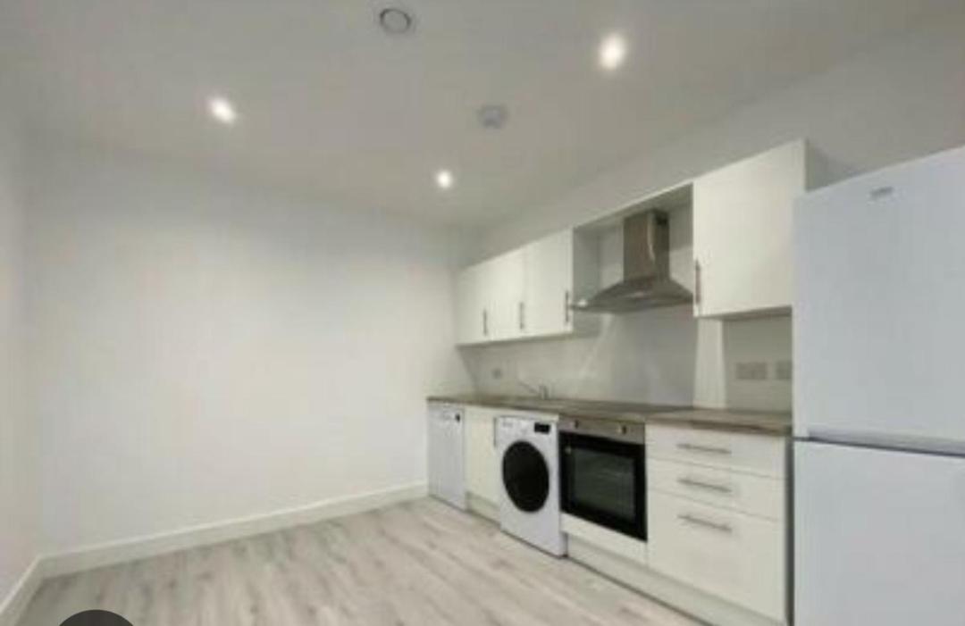 A Beautifully Furnished Master Bedroom In A Shared Apartment Aylesbury  Exterior foto