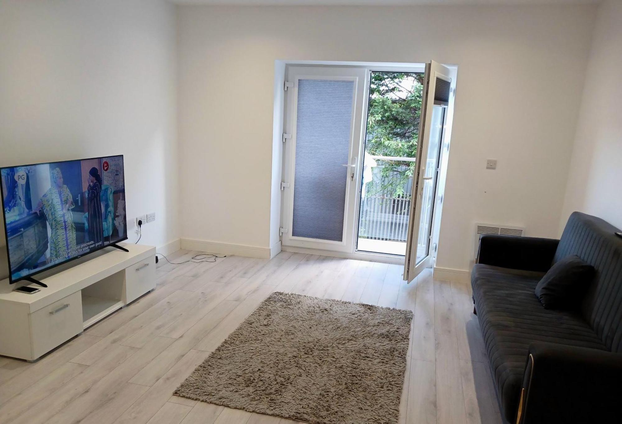 A Beautifully Furnished Master Bedroom In A Shared Apartment Aylesbury  Exterior foto